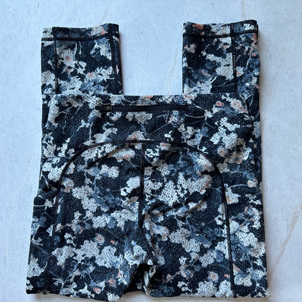 Lululemon Wunder Under Crop (Hi-Rise) 21" leggings in Spring Bloom Multi, Size 4